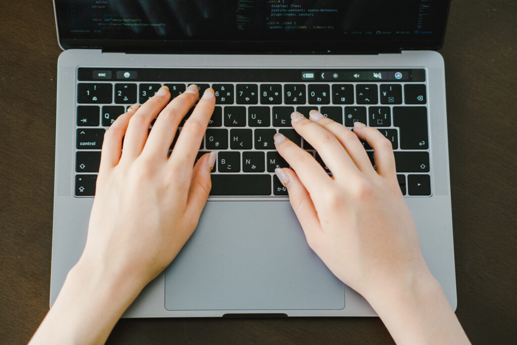 キーボードを打つ手