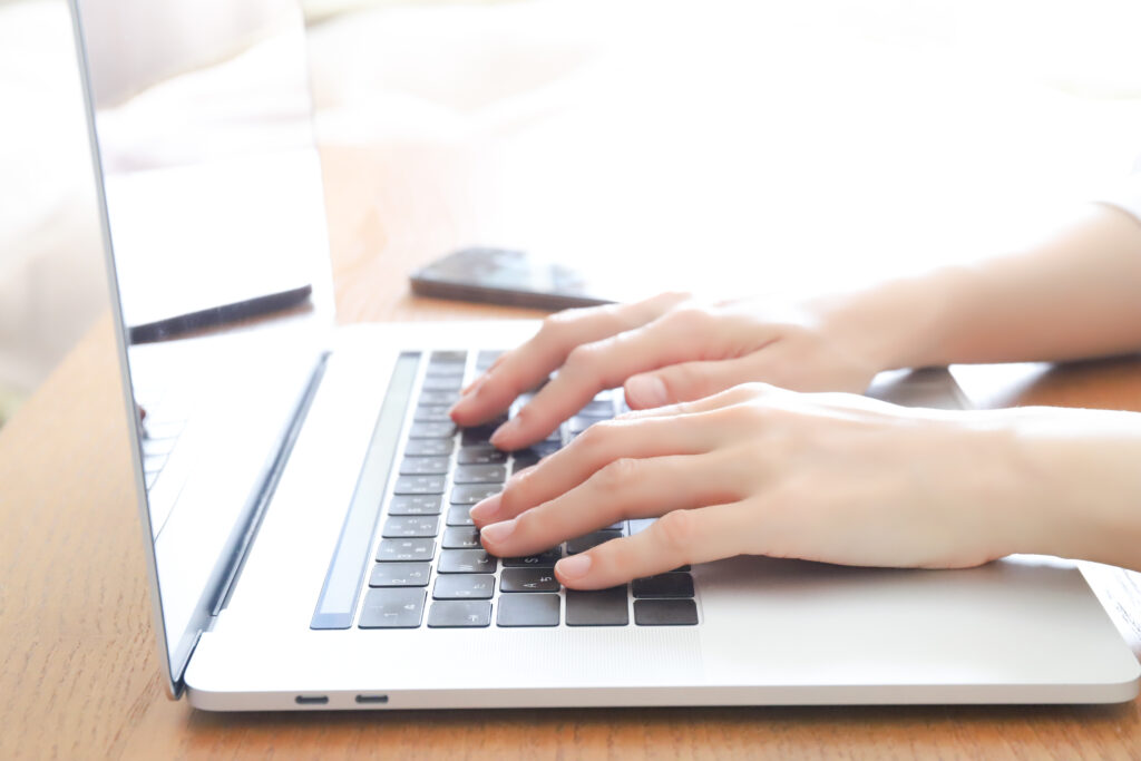 パソコンを入力する手元