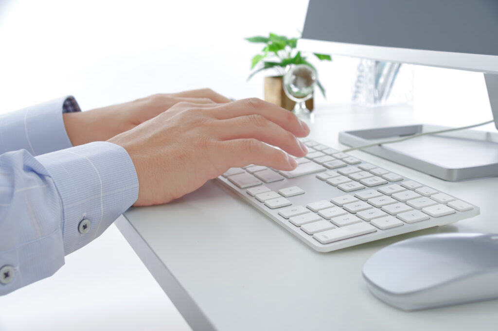 パソコンで仕事をするスーツの男性