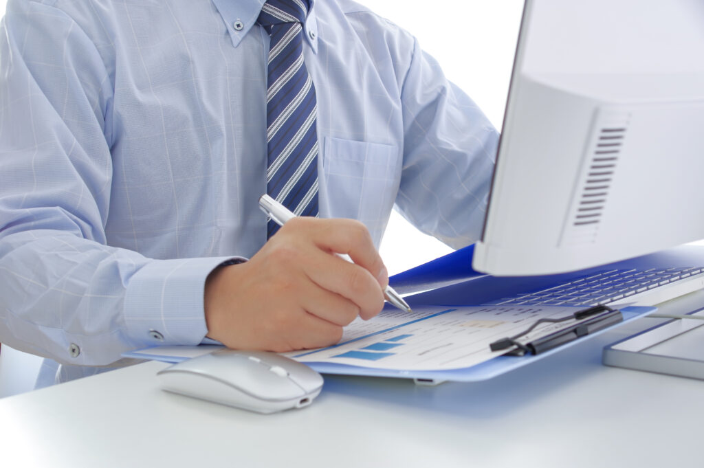 パソコンで仕事をするスーツの男性