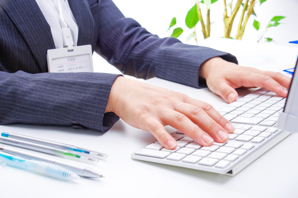 パソコンで仕事をするビジネスウーマン