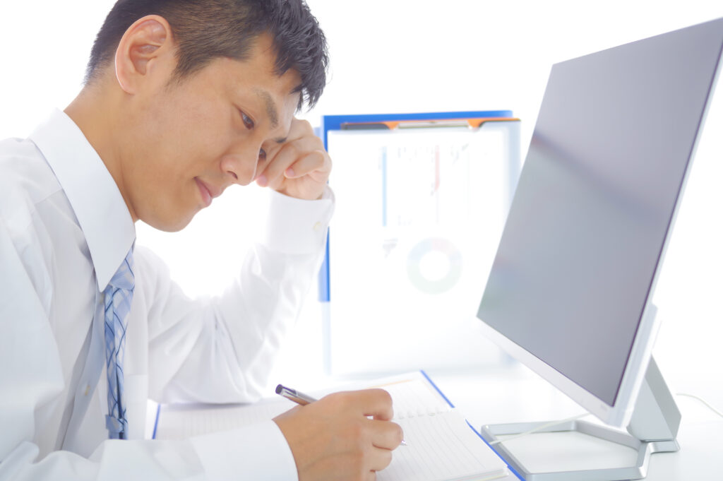 デスクワークをする男性