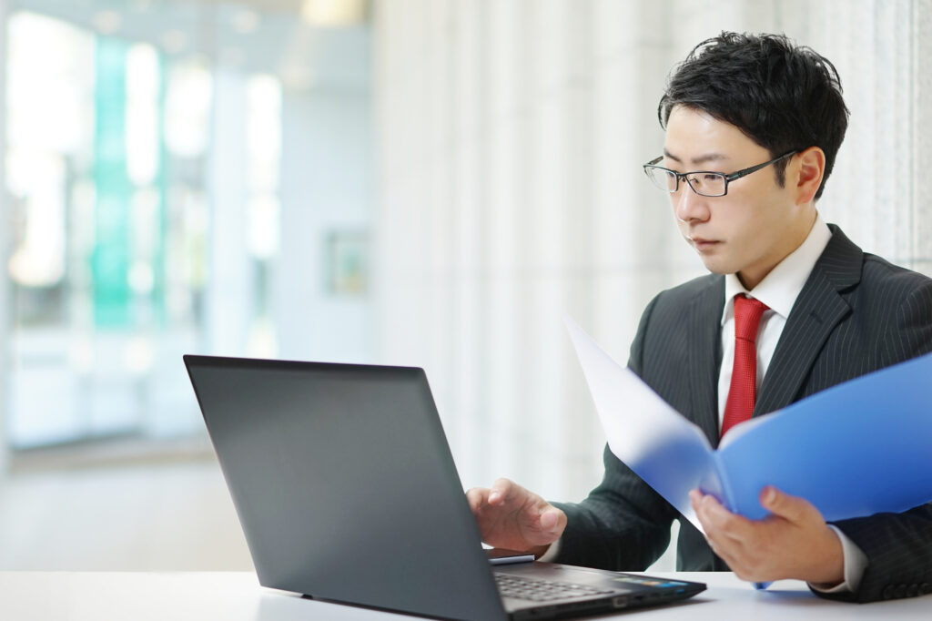 ノートPCを使うビジネスマン