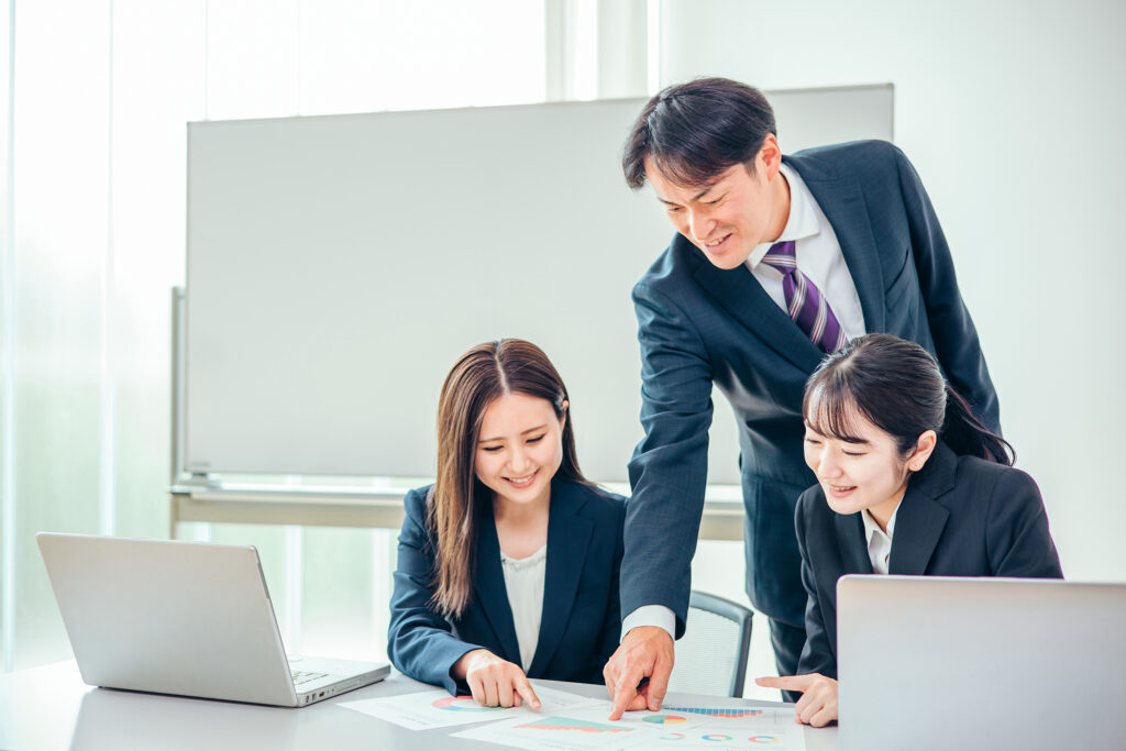 会議で改善点を話すビジネスシーンの男女