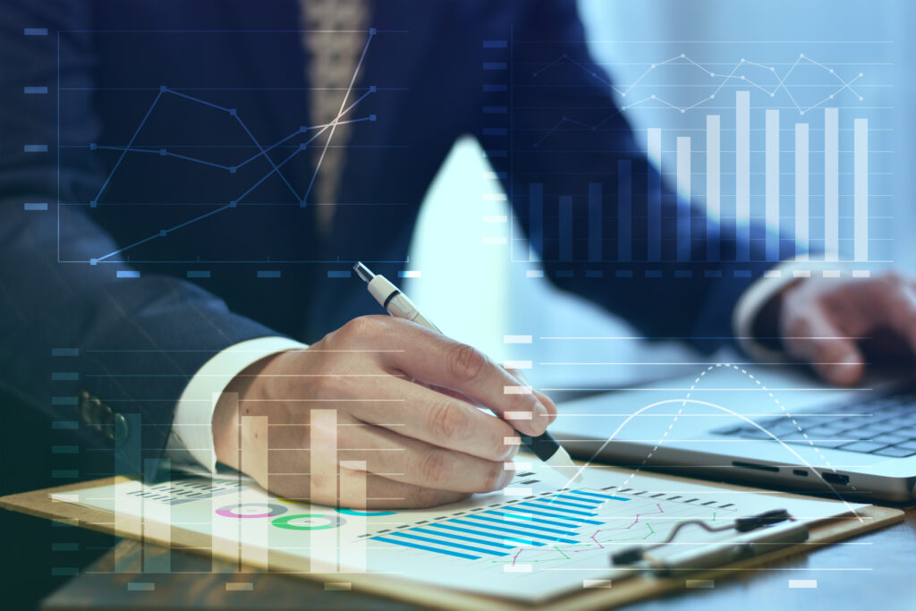 資料を確認しているビジネスマン