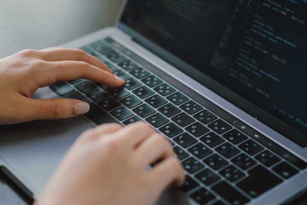 パソコンを打つ手元