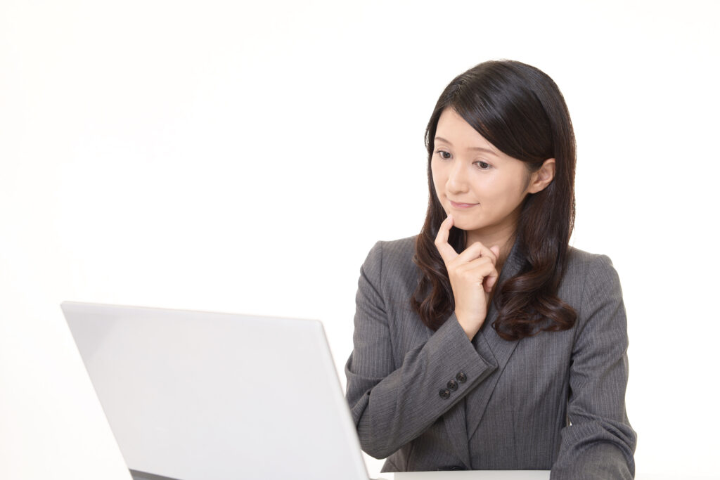 パソコン作業をするビジネスウーマン