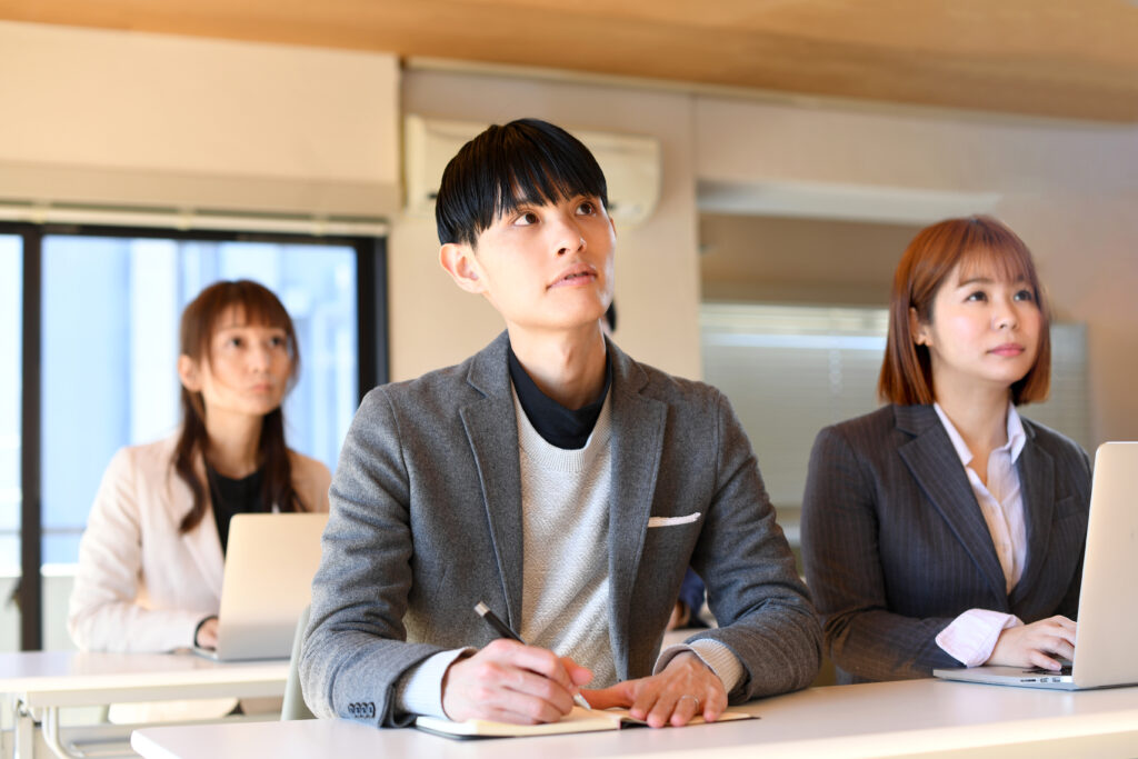 研修を受ける複数の男女