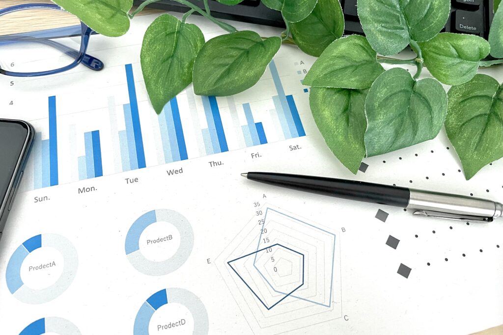 ビジネス資料と机の上