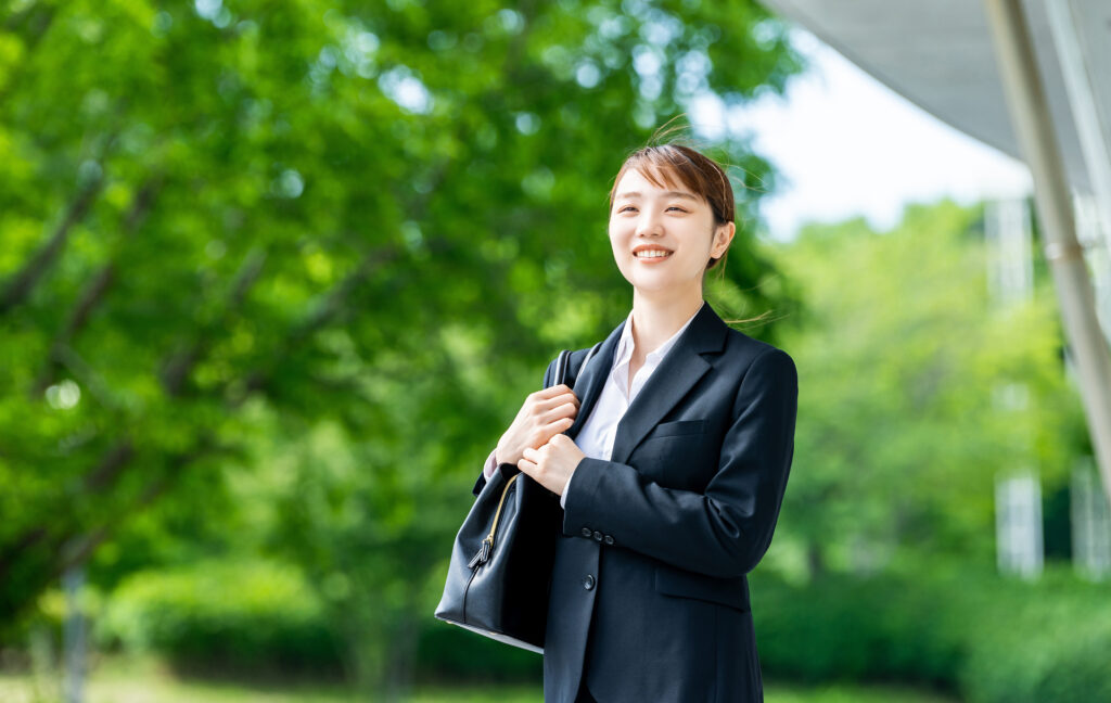 外回りをする若いビジネスウーマン