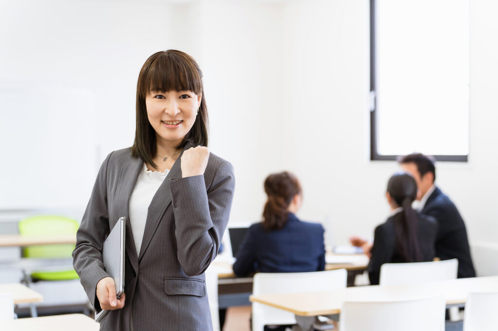 会議室でパソコンを持つビジネスウーマン