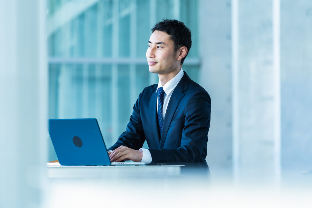 パソコン作業をする男性