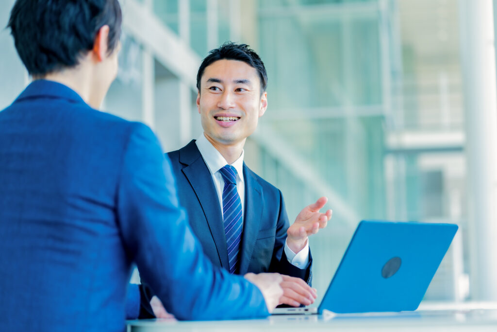 会話をする日本人男性2人