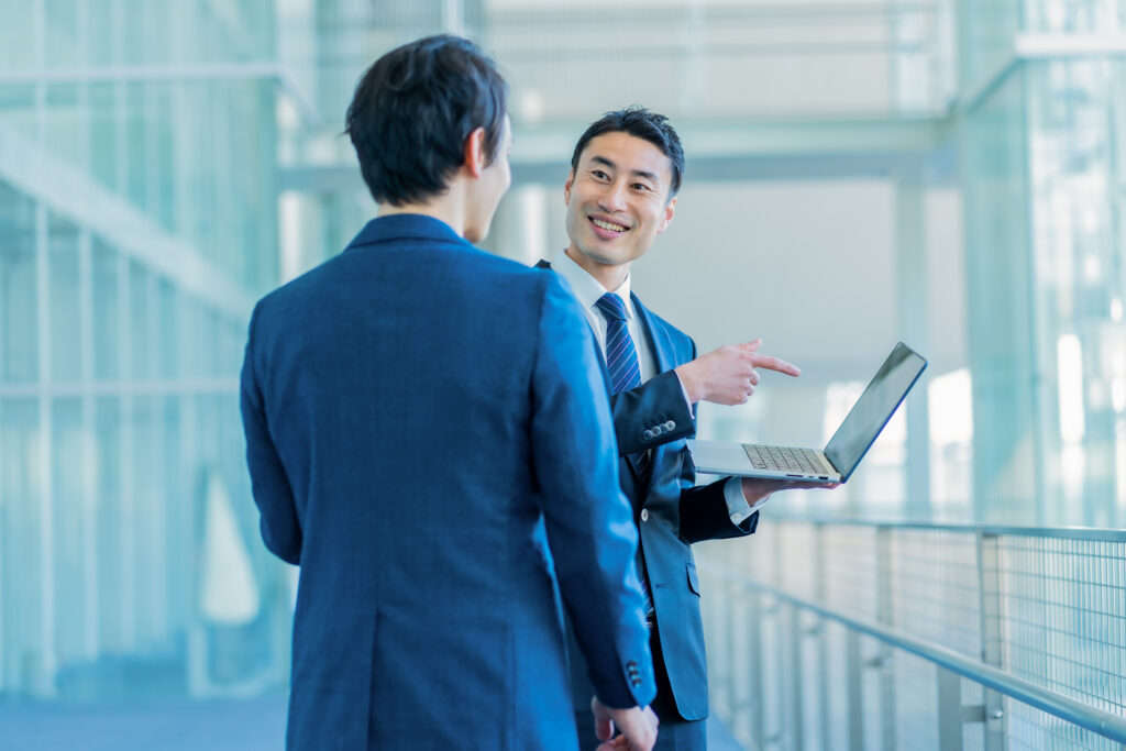 会話する日本人男性2人