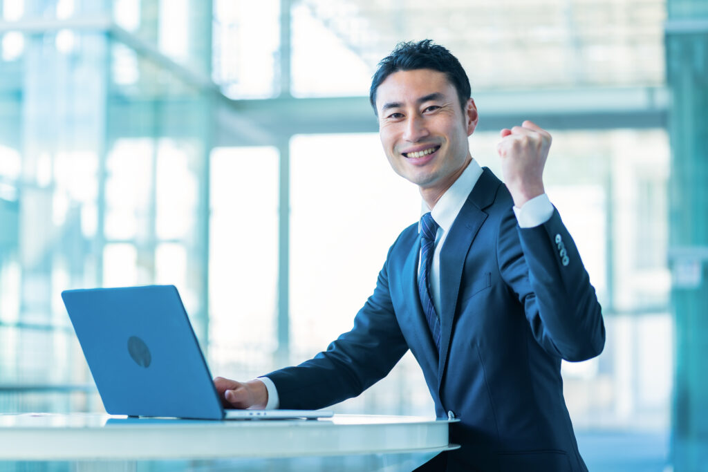 パソコン作業をする日本人男性