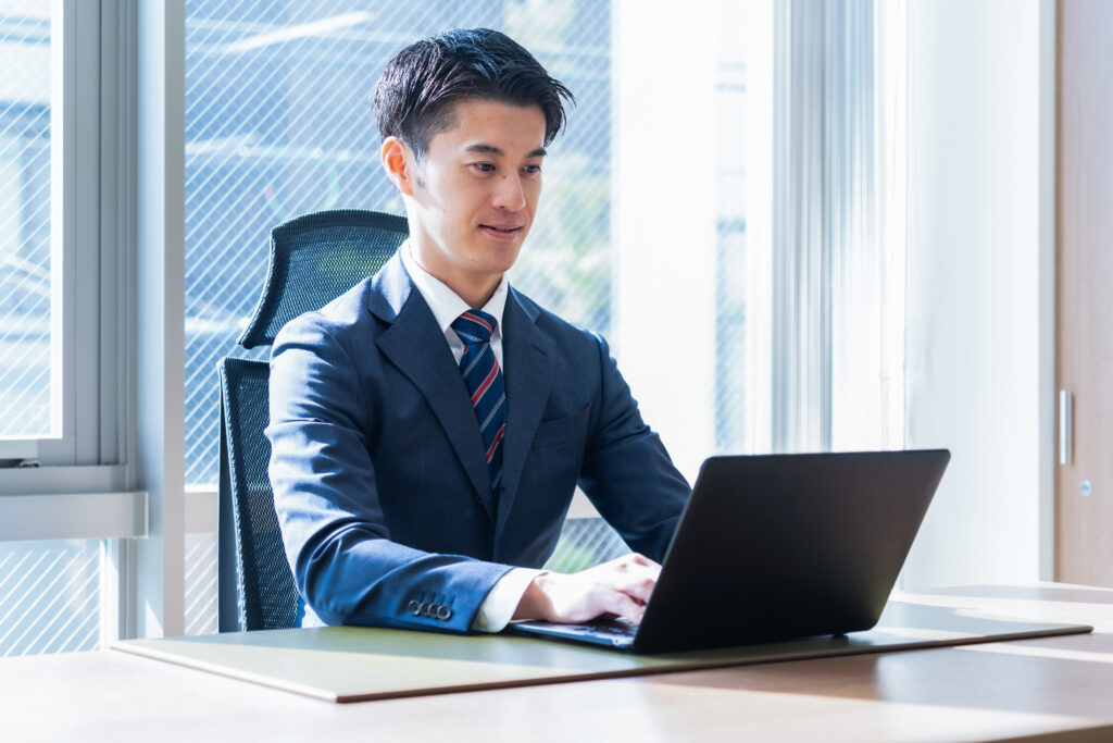 パソコン作業をする爽やかなサラリーマン