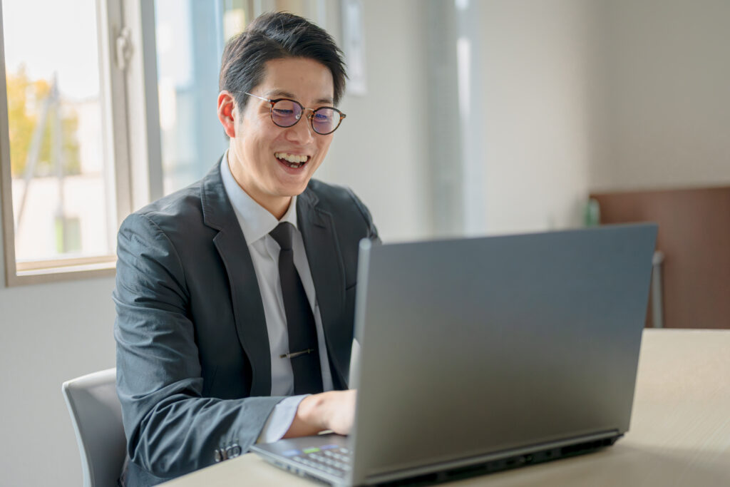 PCを見て喜ぶビジネスマン