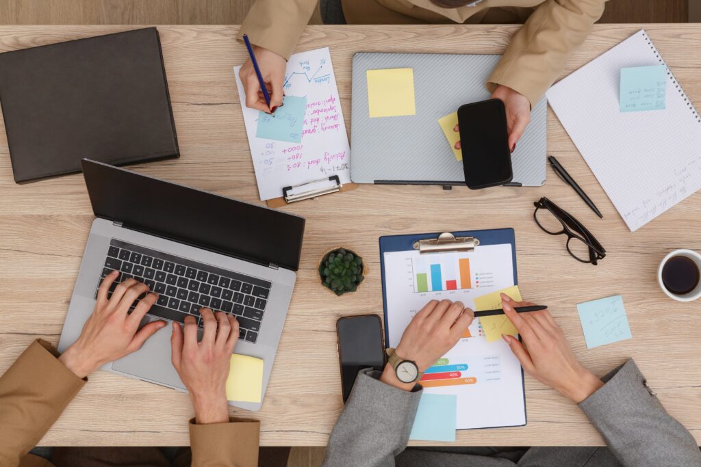 デスクワーク中の3人の手元