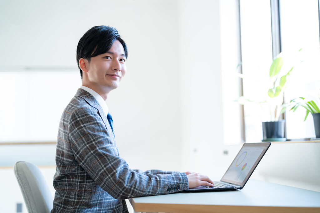 パソコン作業をする男性