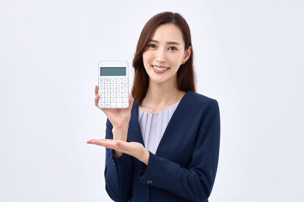 計算機を持つスーツの女性