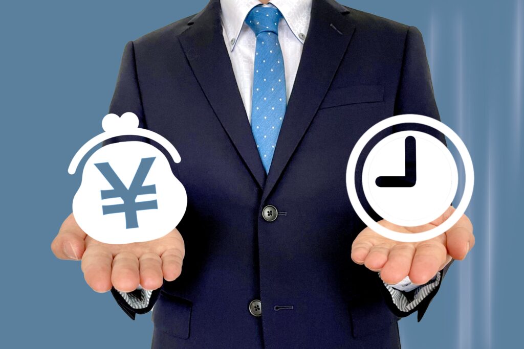 時間とお金を比較する男性