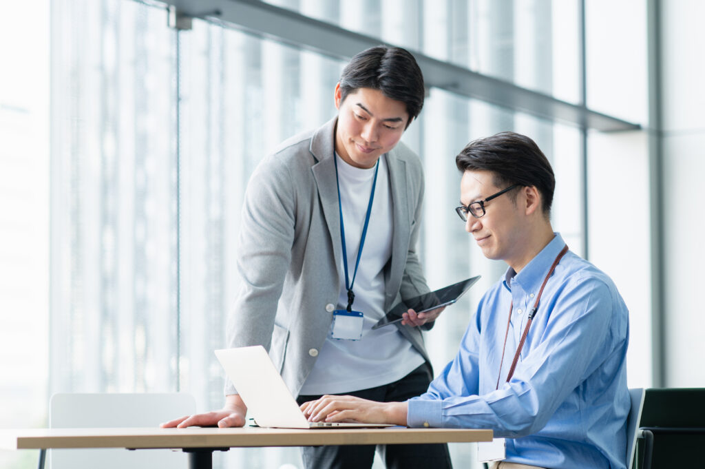  オフィスで打合せするビジネスマン