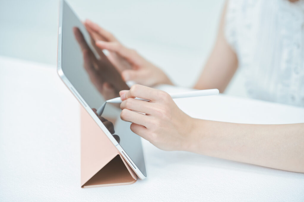 タイラスペンでタブレットPCを操作する