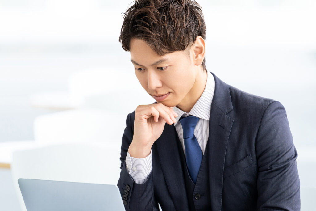 ノートパソコンを使う男性ビジネスマン