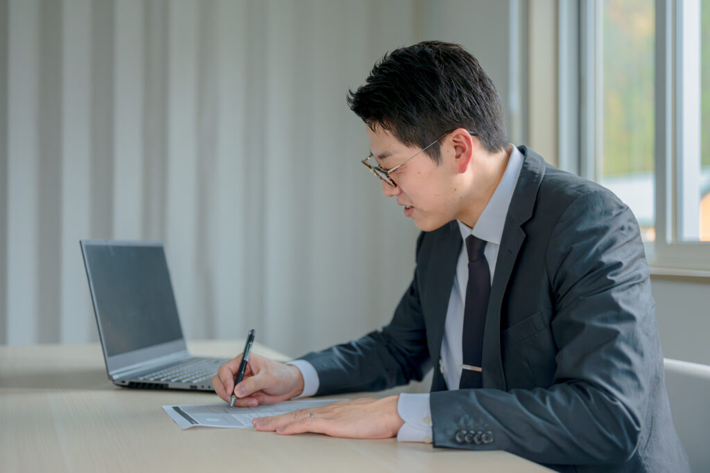 文章を書くビジネスマン