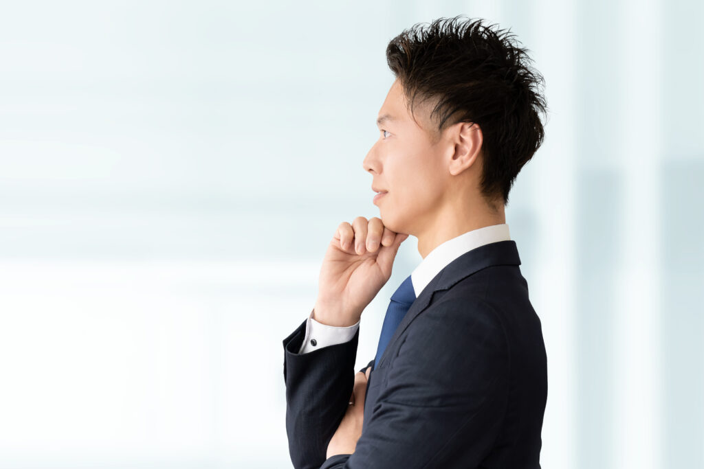  真剣な表情で考える男性ビジネスマン
