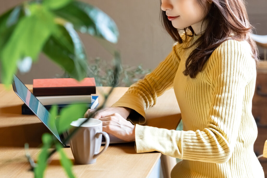 ノートパソコンを使う女性