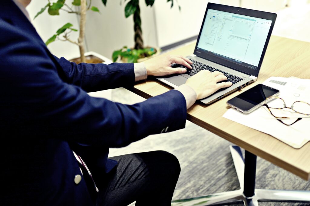 パソコン作業する男性