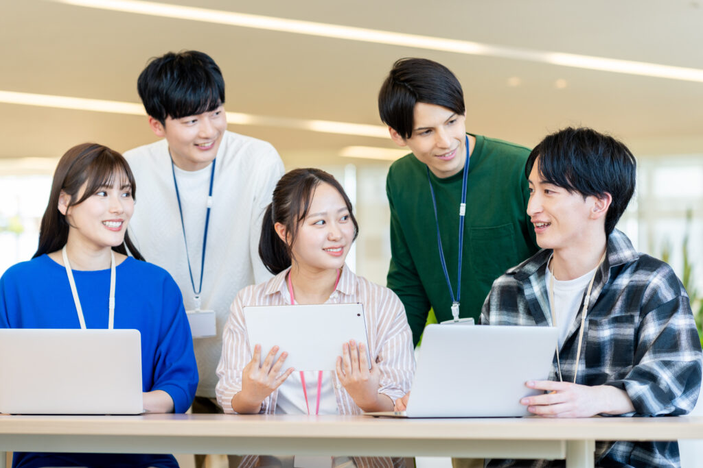 オフィスで調整する若いビジネスマン