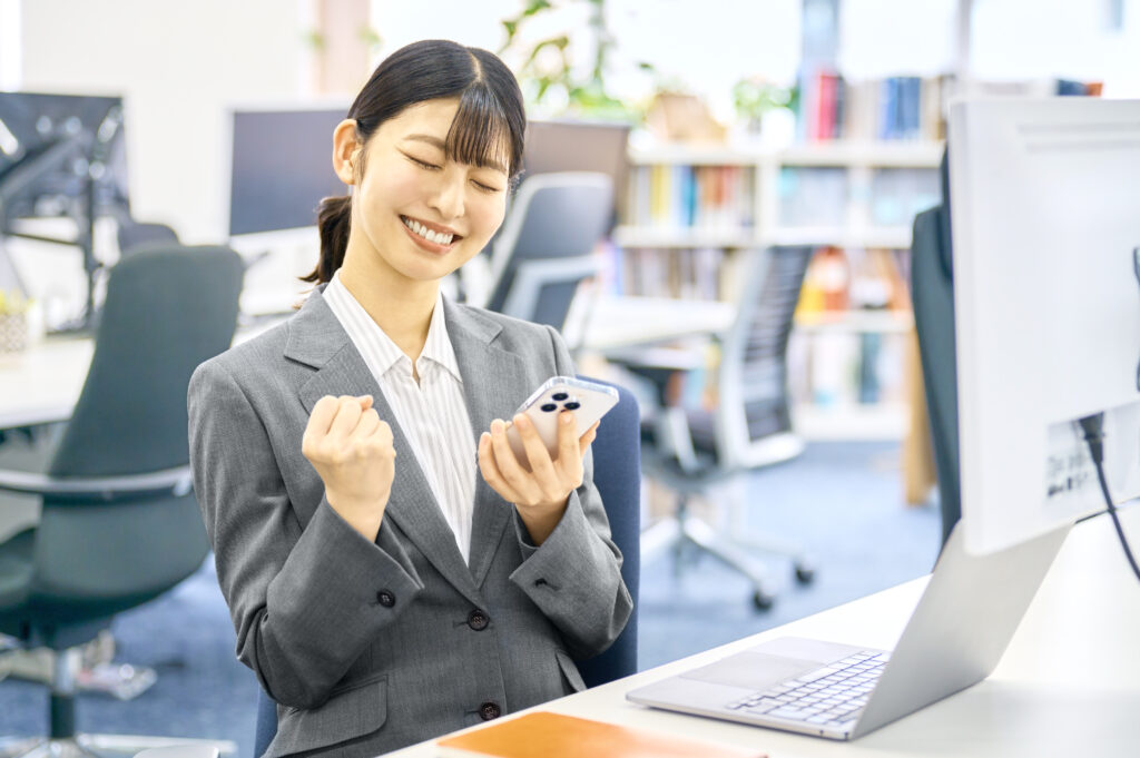 ガッツポーズする女性