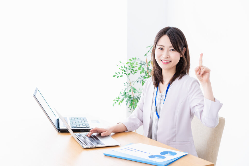 オフィスで指を指す若いビジネスウーマン