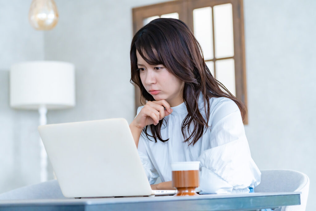 頭を抱える女性