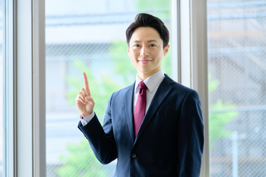 人差し指を立てるビジネスマン 案内する
