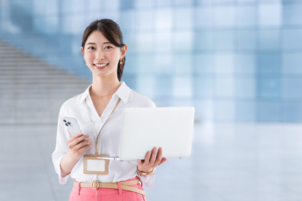 オフィスで働く若いエンジニア