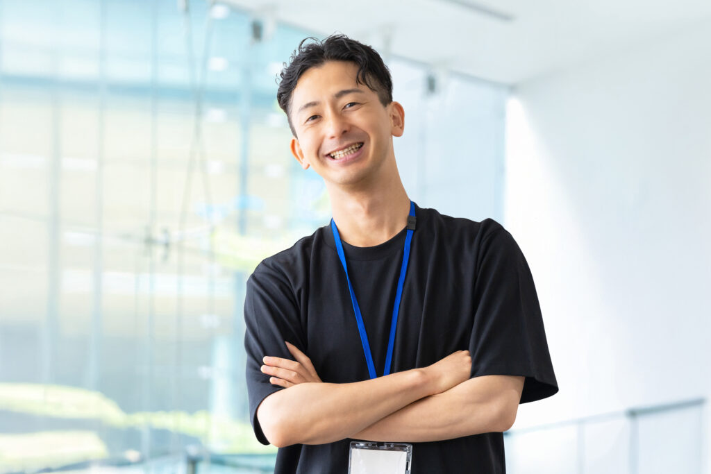 腕組みをして微笑む男性ビジネスマン