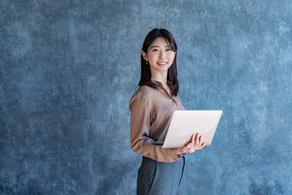 パソコンを持つ女性