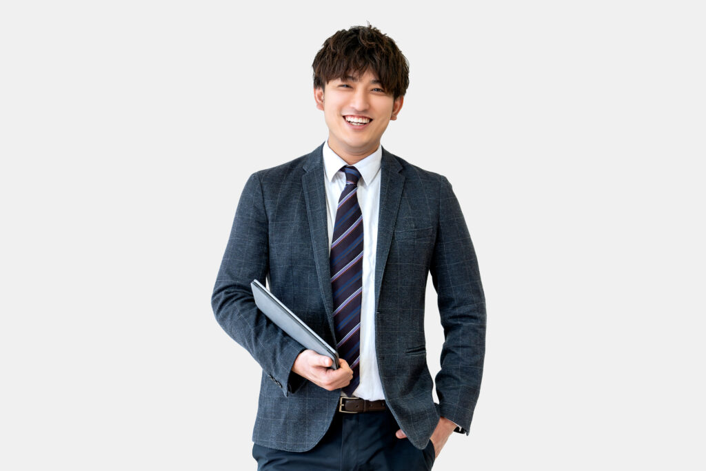 タブレットを持つ笑顔のビジネスマン