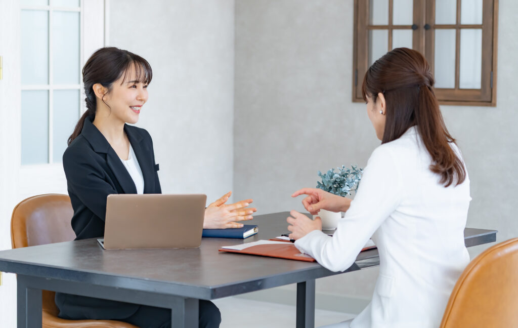 会議をするキャリアウーマン