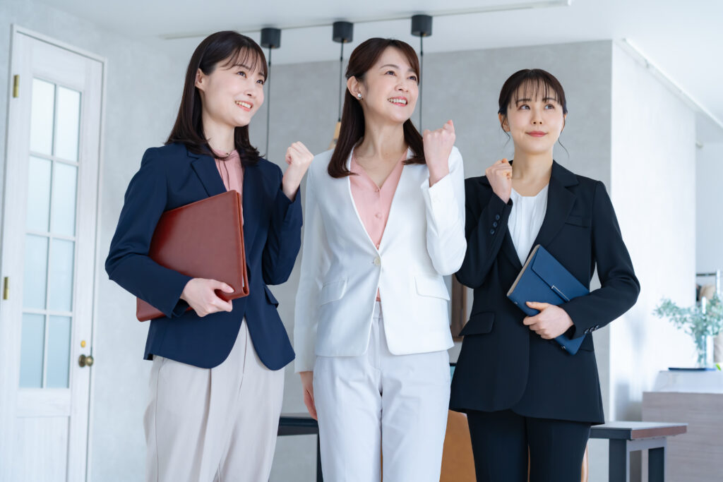 ガッツポーズをする複数の女性