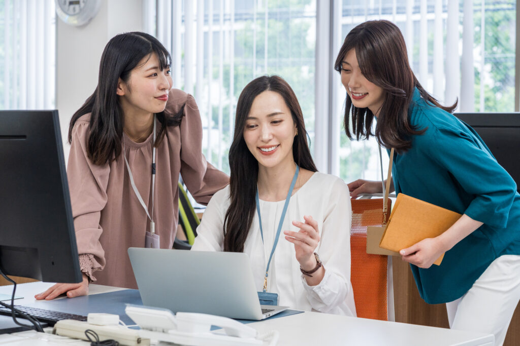 オフィスで働く若い女性
