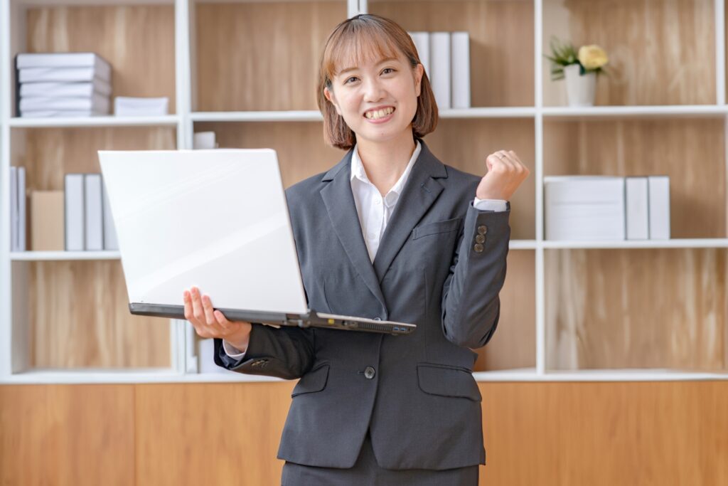 ガッツポーズするビジネスウーマン
