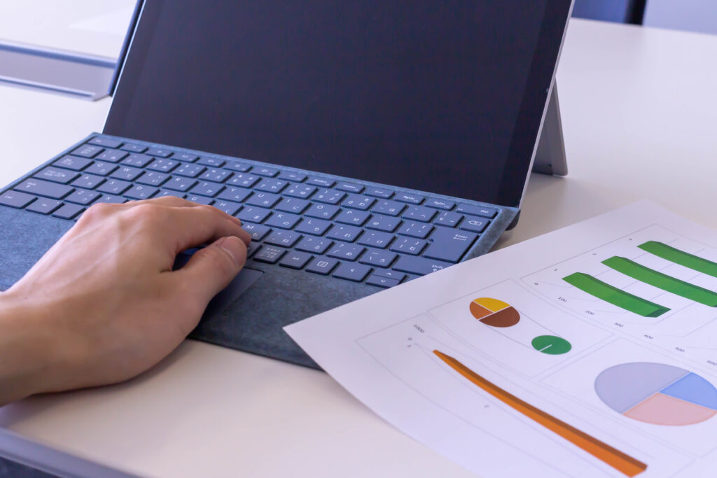 ノートパソコンと資料