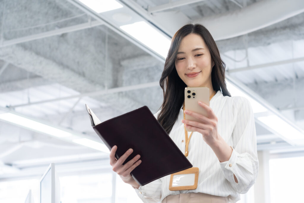 オフィスカジュアルの若い女性エンジニア