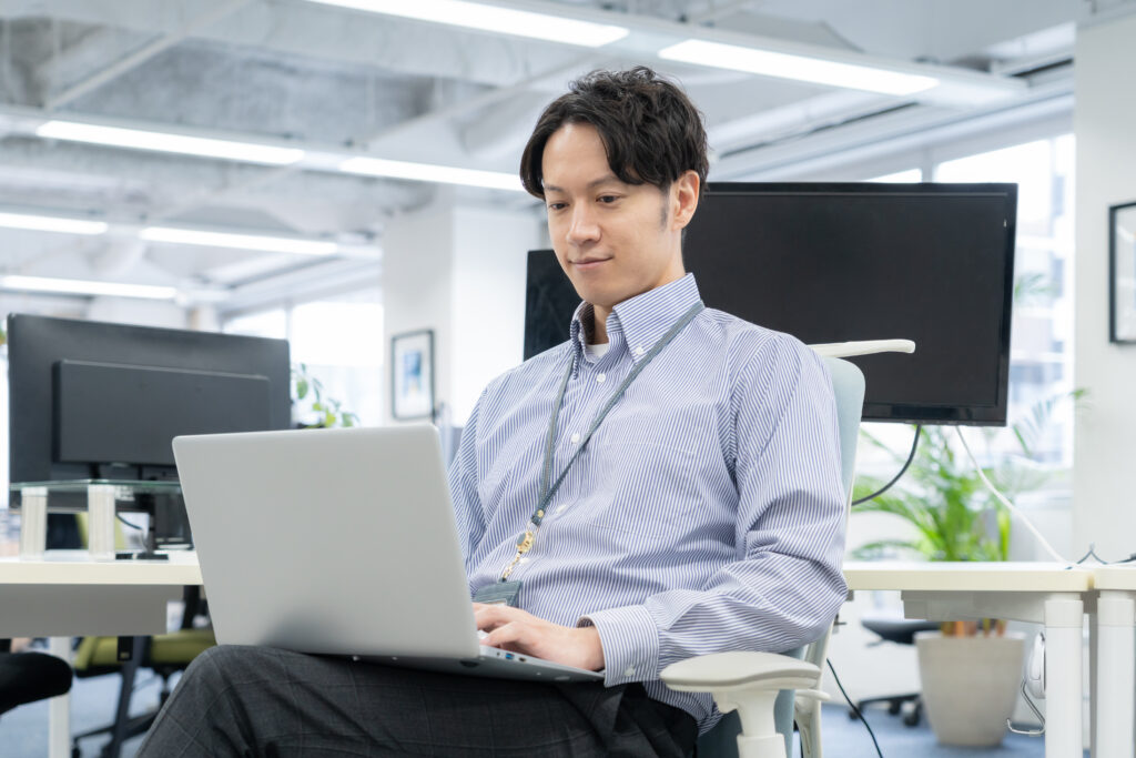 オフィスカジュアルの若い男性エンジニア