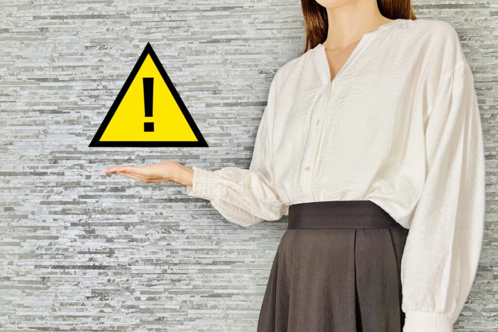 注意を呼びかける女性、間違いポイント