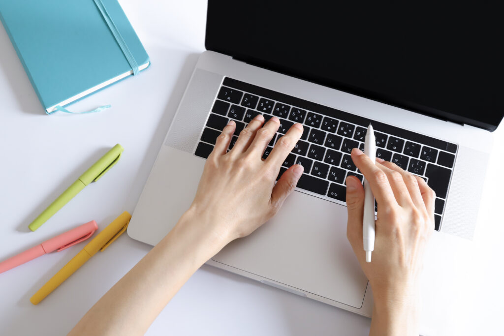 パソコンを入力する手元